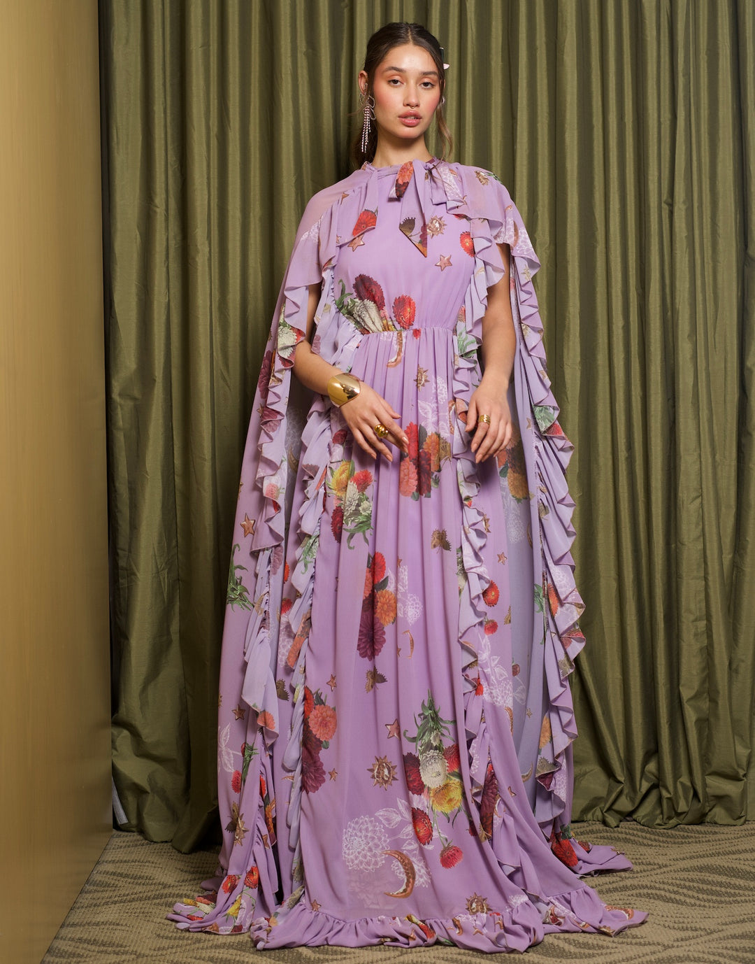 Maxi dress con capa dahlias y charms
