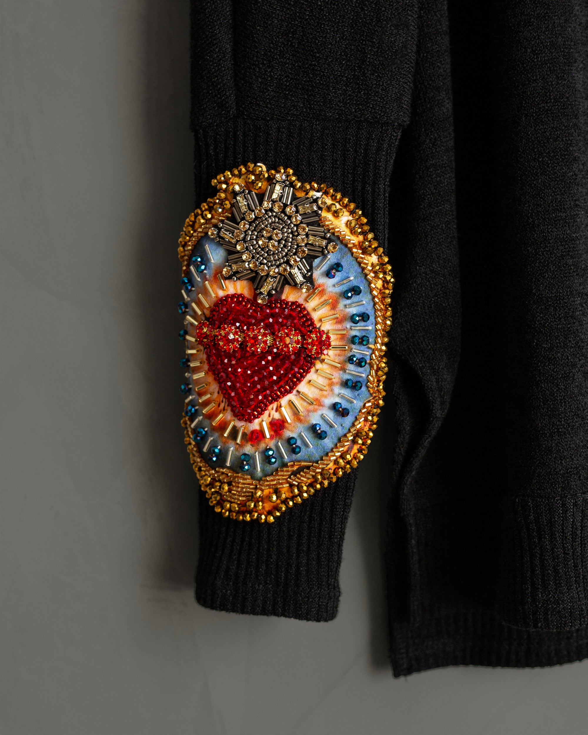 Knitted top negro con sagrados corazones