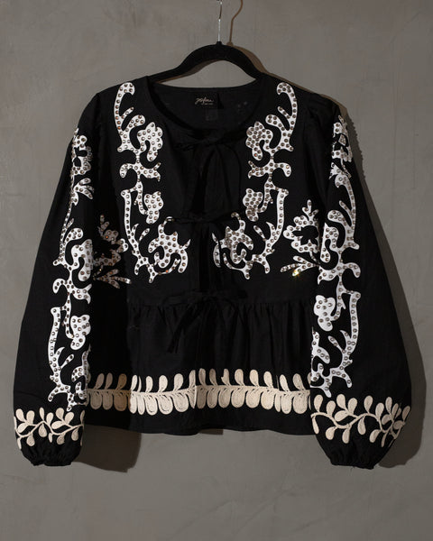 Top negro con lazos al frente con grecas y flores