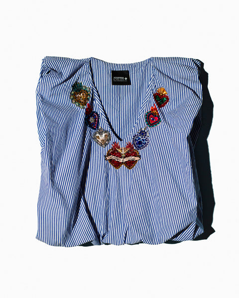 Blusa Celeste con collar de corazones