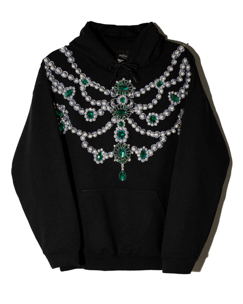 Hoodie negra con collar bordado