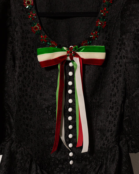 Blusa negra con moño tricolor
