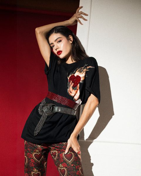 T shirt negra Corazón en flamas