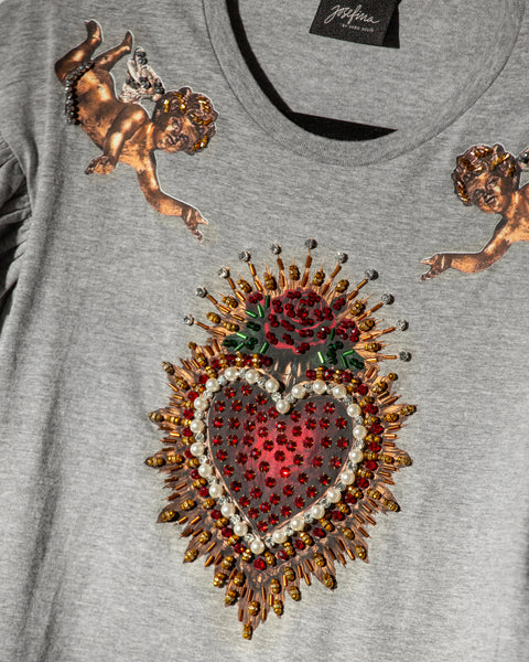 T shirt gris corazón y cupidos